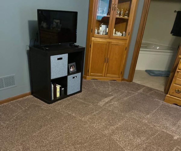 3sitting area with clean carpet