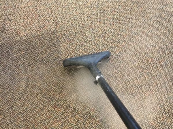 carpet cleaning machine cleaning carpet before and after